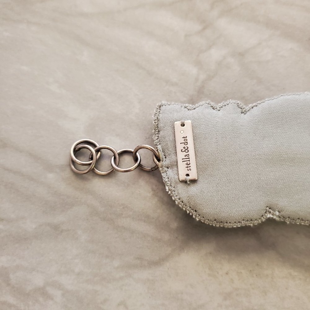 ✨ Stella and Dot Gala Gray Fabric Rhinestone Crystal Cluster Statement Bracelet - Picture 8 of 12